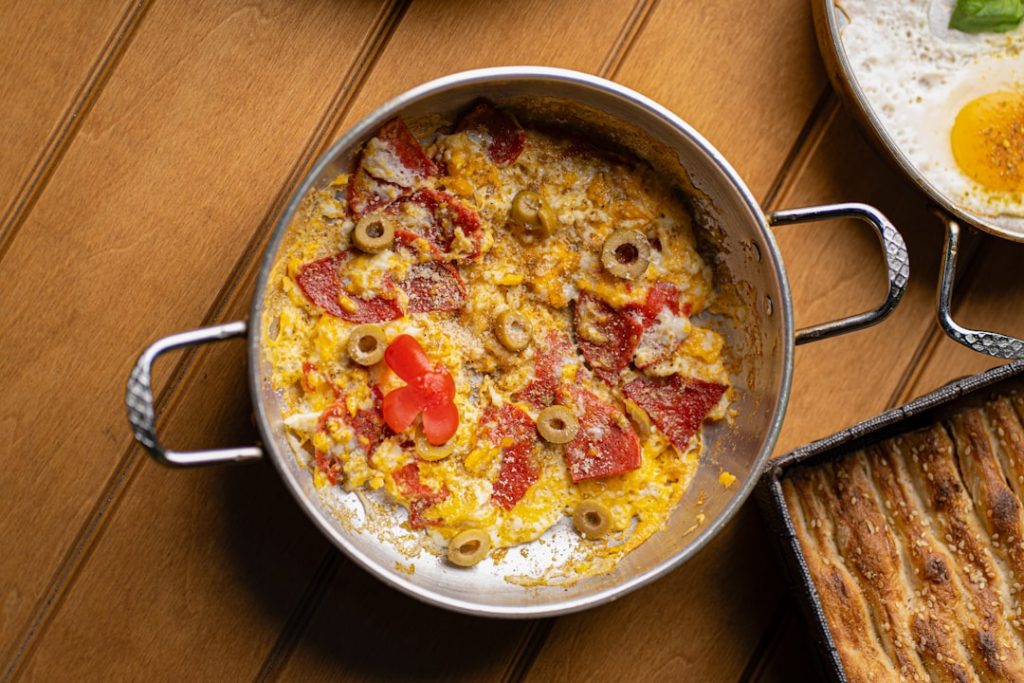 Yumurta Akı Olmadan Menemen: Ekmek Banyanlara Özel Lezzet